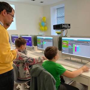 KIBERone уже в Саратове! - КИБЕРшкола программирования для детей, компьютерные курсы для школьников, начинающих и подростков - KIBERone г. Западный